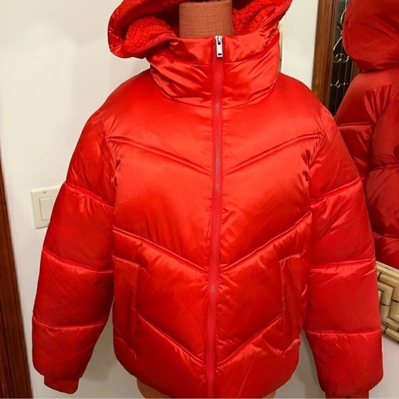 Women's UGG water resistant red puffer jacket, size Large
New With Tags - Picture 9 of 9